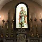 Rimaniamo sull'ala sinistra per soffermarci sul massiccio altare laterale settecentesco: costruito in marmo, sorregge lunghi candelabri dorati. Al di sopra di esso � posizionata, ben illuminata, la statua della Madonna del Pozzo